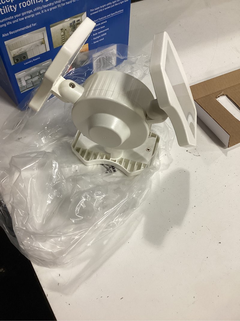 Condition photo showing Good Condition for ge 3500-lumen led hardwired ceiling-mounted work light