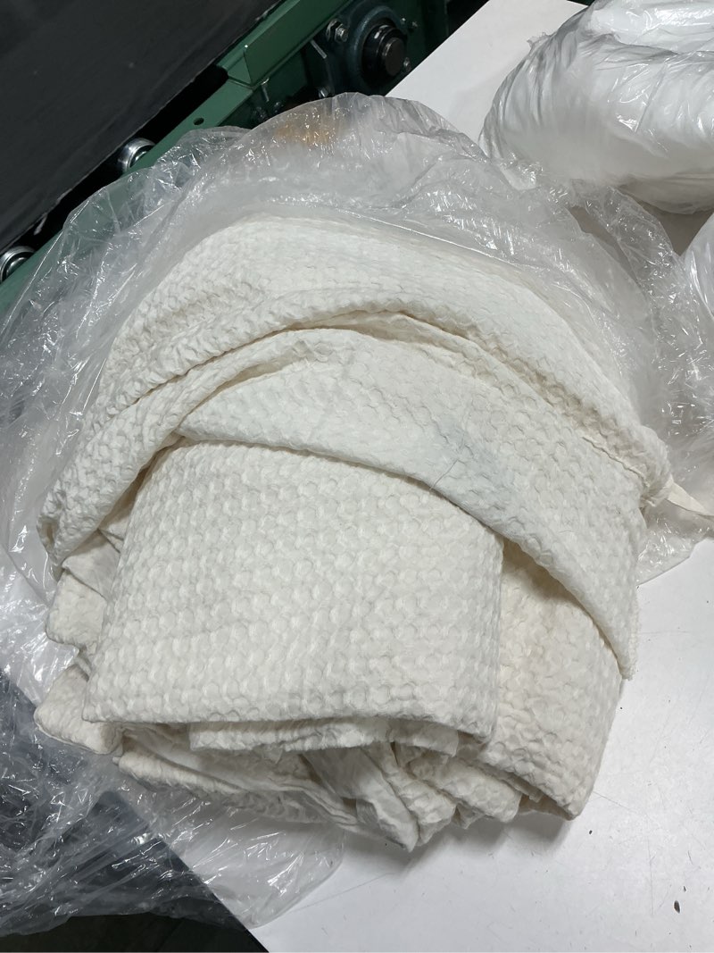 Condition photo showing As Is for quince organic luxe honeycomb duvet cover queen, color undyed 