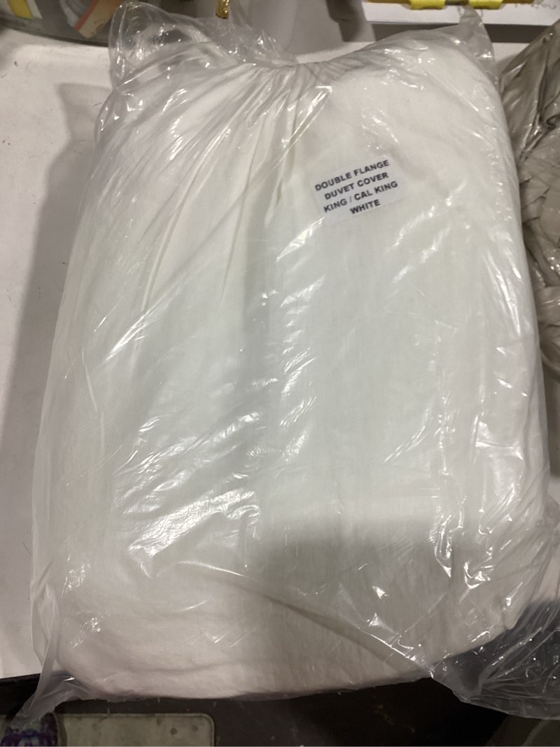 Condition photo showing Good Condition for double flange duvet cover off white quince 