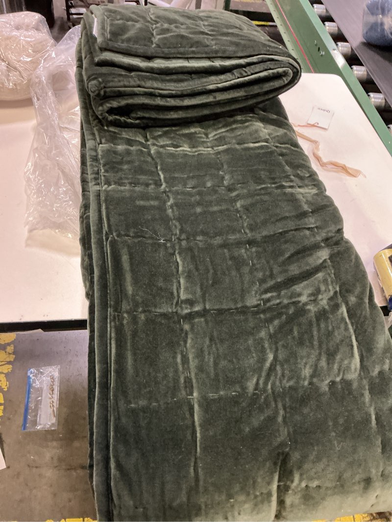 Condition photo showing Good Condition for cotton velvet quilt set color forest green size king/cal king
