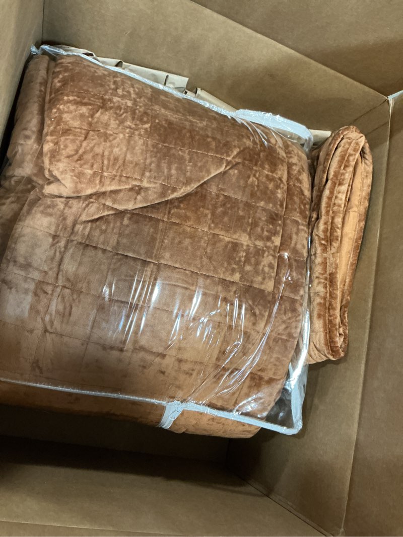 Condition photo showing Good Condition for LEAONME Velvet Quilt Oversized California King-120''x120'', Lightweight Caramel Velvet Comforter Set with 2 Pillow Shams, Oversized Bedspread Coverlet Quilted Bedding Set for All Season Caramel-square Oversized California King (120''x120'')