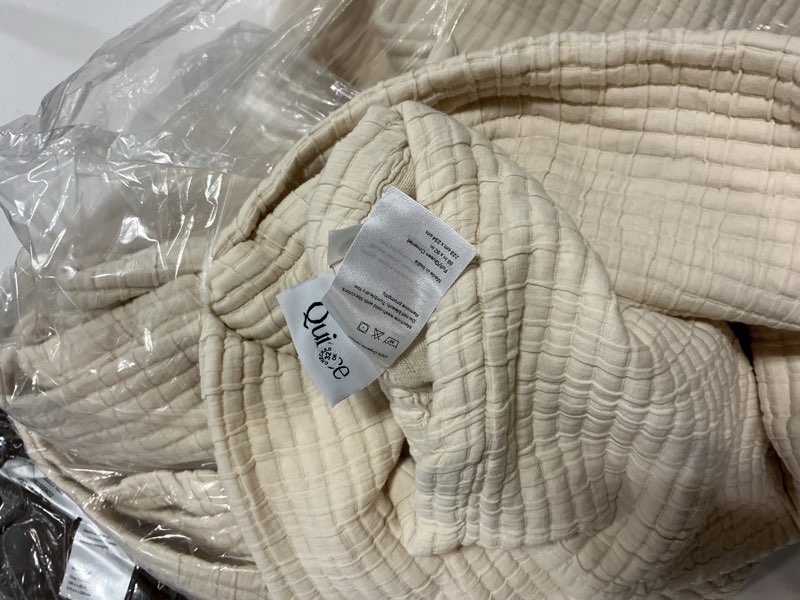 Condition photo showing Good Condition for organic ribbed cotton coverlet queen