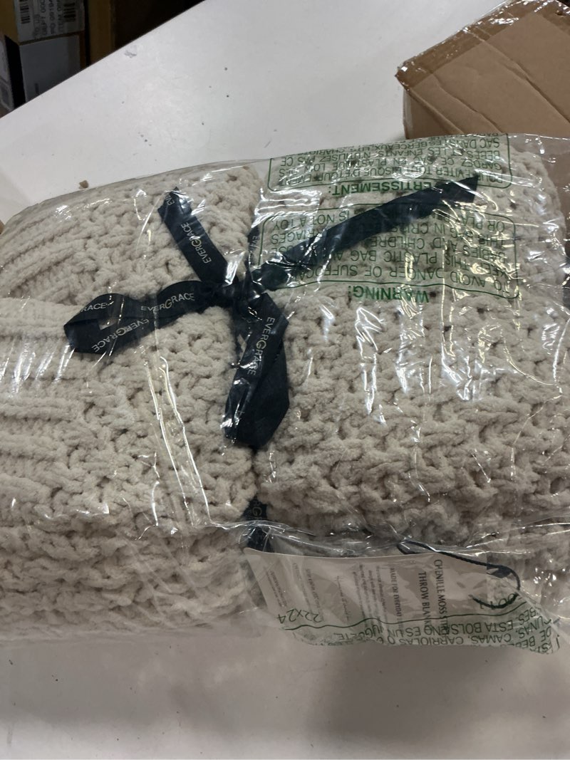 Condition photo showing New/Like New for evergracehome chunky chenille knit throw blanket for couch, soft luxurious moss stitch blankets for bed, cozy decorative farmhouse knitted throws for sofa, beige, 50" x 60" beige 50" x 60"