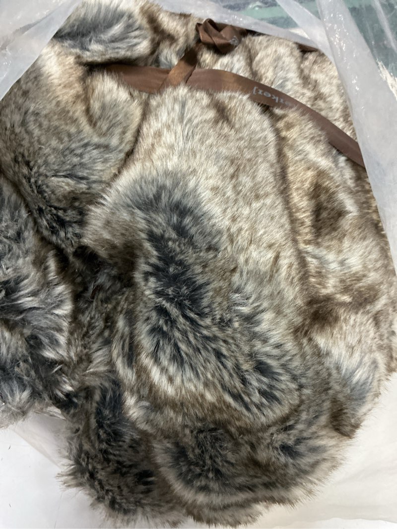 Condition photo showing Good Condition for luxury faux fur oversized throw blanket with plush velvet reverse, fox lynx or gray mink (beige)