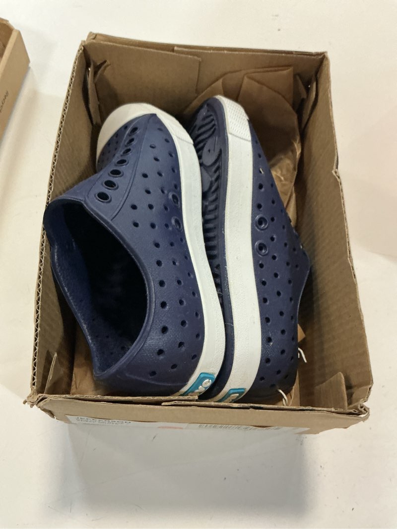 Condition photo showing New/Like New for native shoes unisex-kids jefferson sneakers size c9