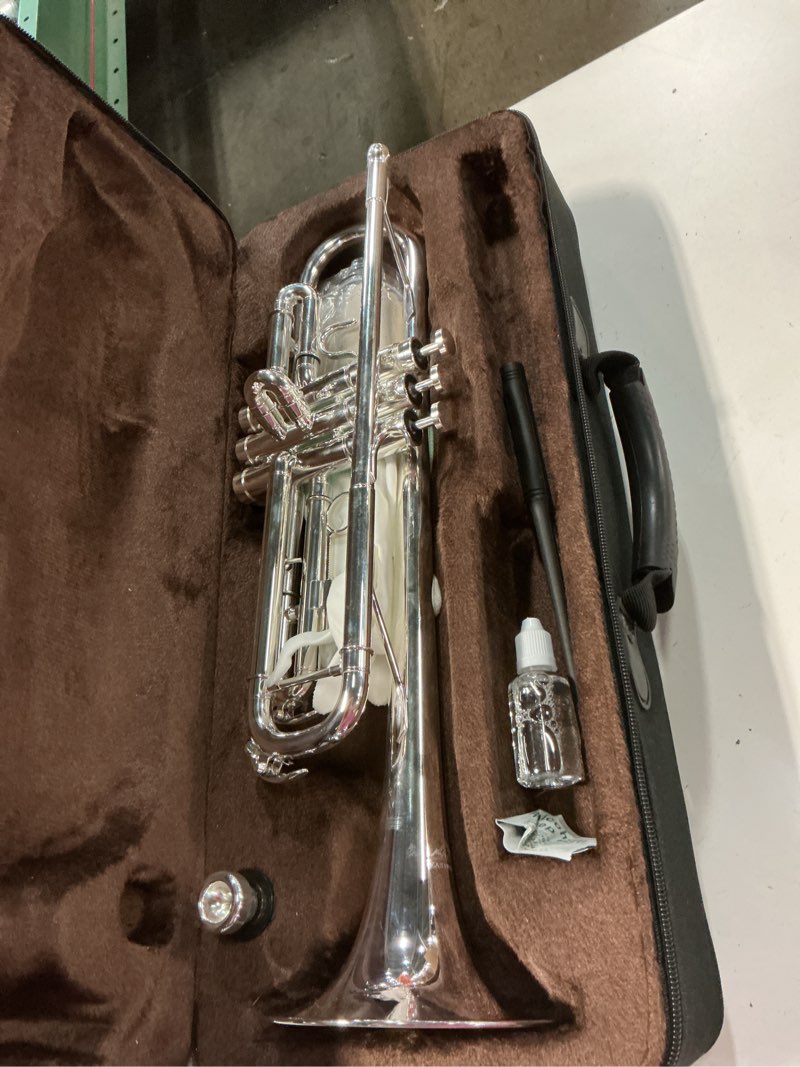 Condition photo showing Good Condition for eastrock bb trumpet standard trumpet set with carrying case,gloves, 7c mouthpiece, tuning rod (silver)