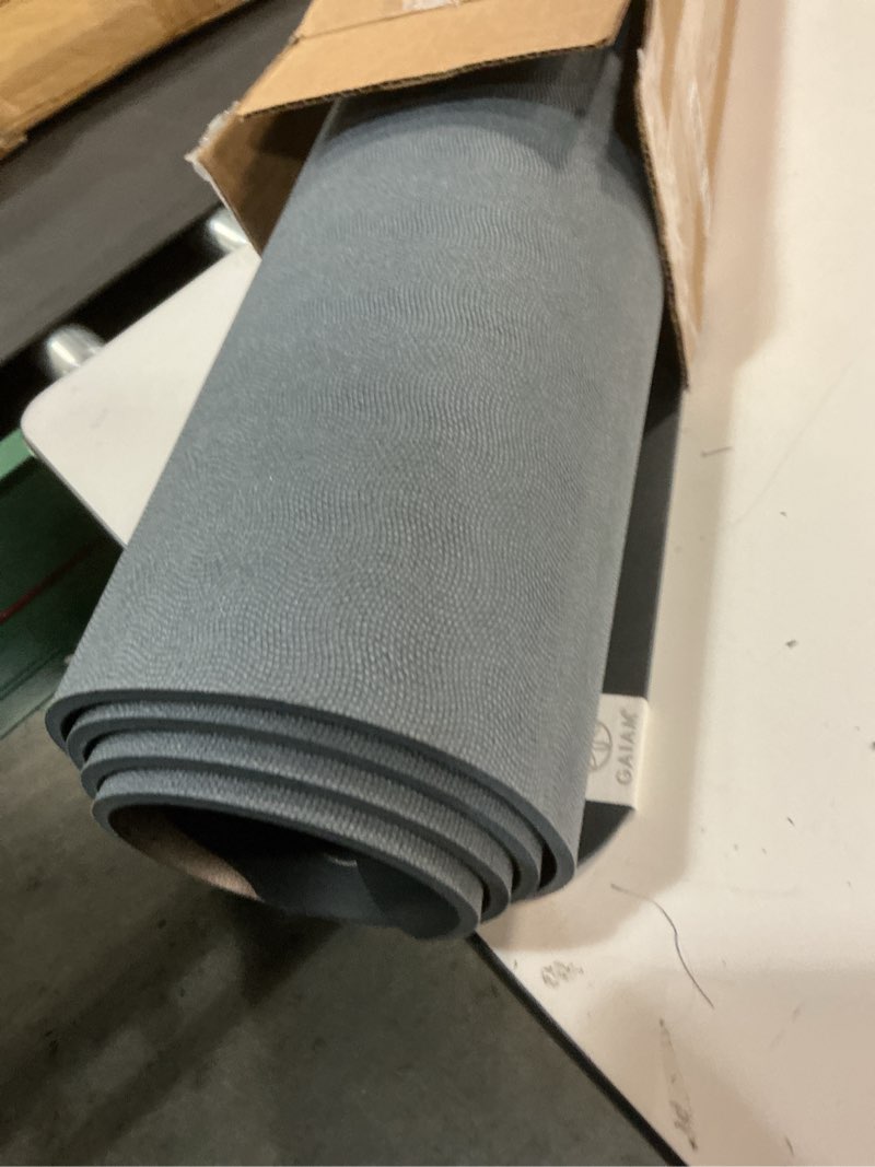Condition photo showing Good Condition for Manduka PRO Yoga Mat - 6mm | Lifetime Durability | Hygienic Construction | Premium Studio Quality | Teacher Approved Midnight 71" x 26"