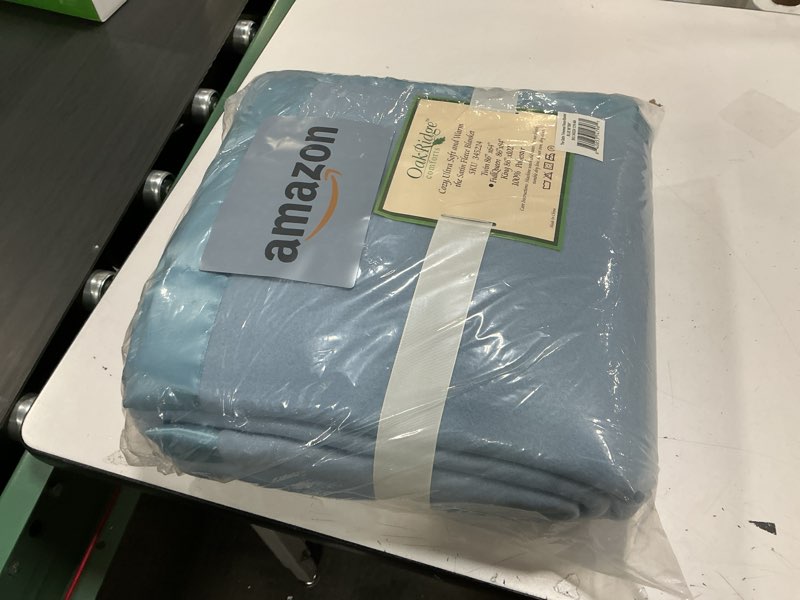 Condition photo showing New/Like New for OakRidge Satin Fleece Blanket, Full/Queen, Twin or King Size – 100% Polyester Lightweight Fabric and Cozy Satin Binding Edges in Tightly Folding Travel Blanket, Blue Full Queen Blue