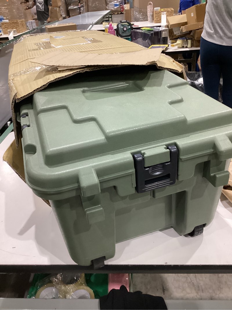 Condition photo showing Good Condition for plano storage trunk - 108 quart w/ wheels (1819) - hunter green large - 1 pack hunter green