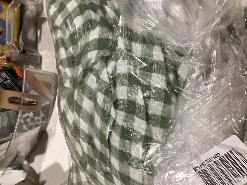Condition photo showing Good Condition for picnic pattern sheet set quince 