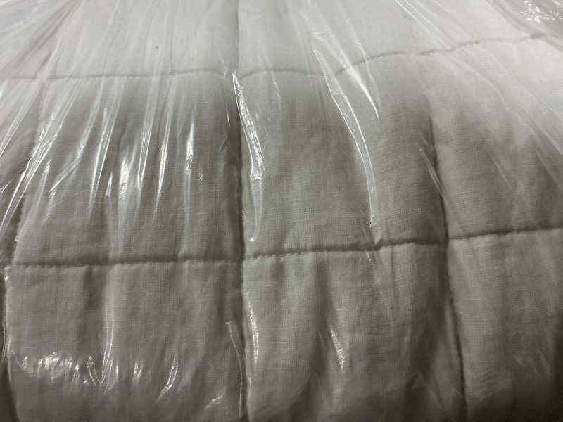 Condition photo showing Good Condition for box quilt, king, mist