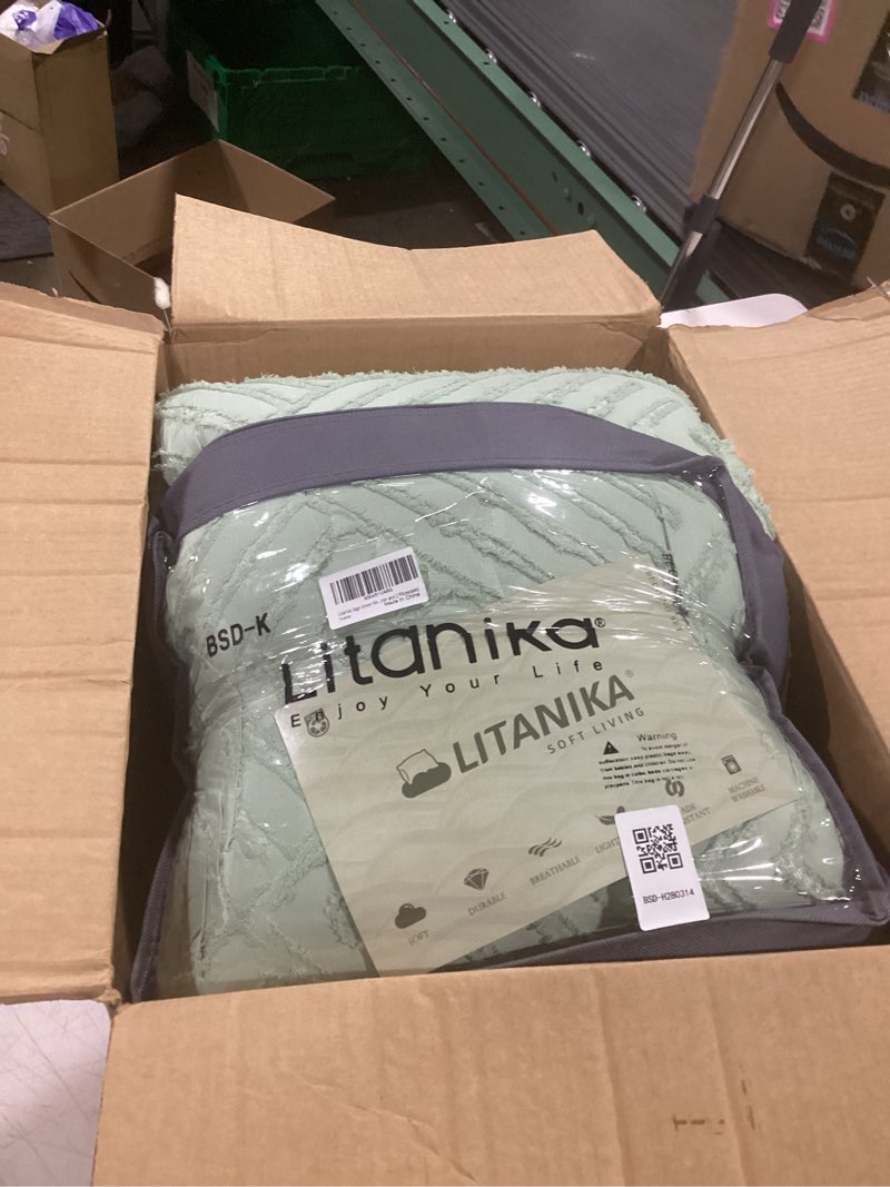 Condition photo showing Good Condition for litanika sage green king size comforter set, 3 pieces tufted boho farmhouse bedding comforter sets, lightweight fluffy comforter bed set for all season (104x90in comforter and 2 pillowcases) 21-sage green king (104"x90")