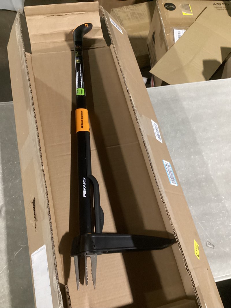 Condition photo showing Good Condition for Fiskars 4-Claw Stand Up Weed Puller Tool, Gardening Hand Weeding Tool with 39" Long Ergonomic Handle with Easy-Eject Mechanism