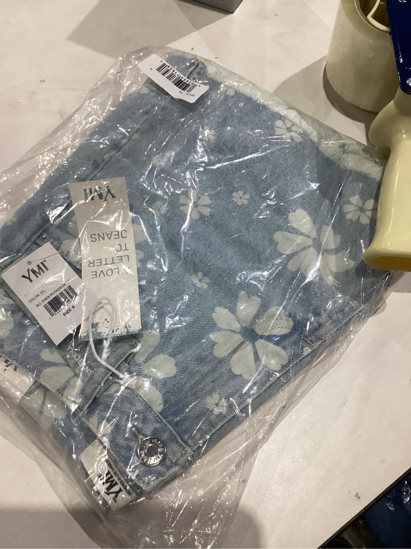 Condition photo showing New/Like New for YMI Women's Butterfly Printed Fray Hem Shorts 9 L Light Blue