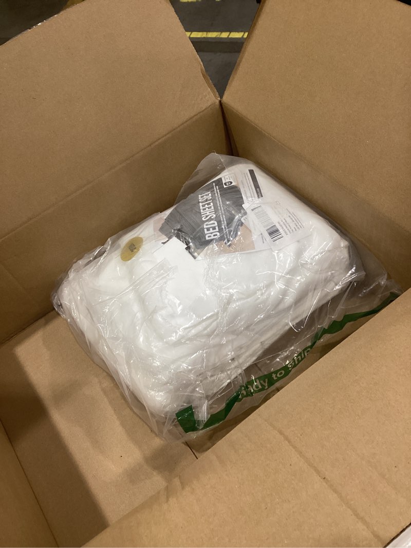 Condition photo showing New/Like New for Utopia Bedding Duvet Cover Twin Size - 2 Piece with Zipper Closure - 1 Comforter Cover 68X90 Inches & 1 Pillow Sham 20X26 Inches (White) Comforter Not Included White Twin/Twin XL