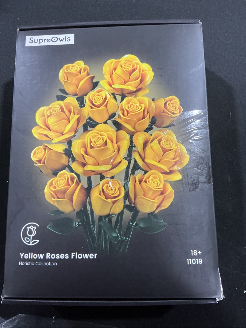 Condition photo showing New/Like New for iATOM Yellow Rose Bouquet Building Set, 12Pcs Flowers Botanical Collection Kit for Adults, Valentine