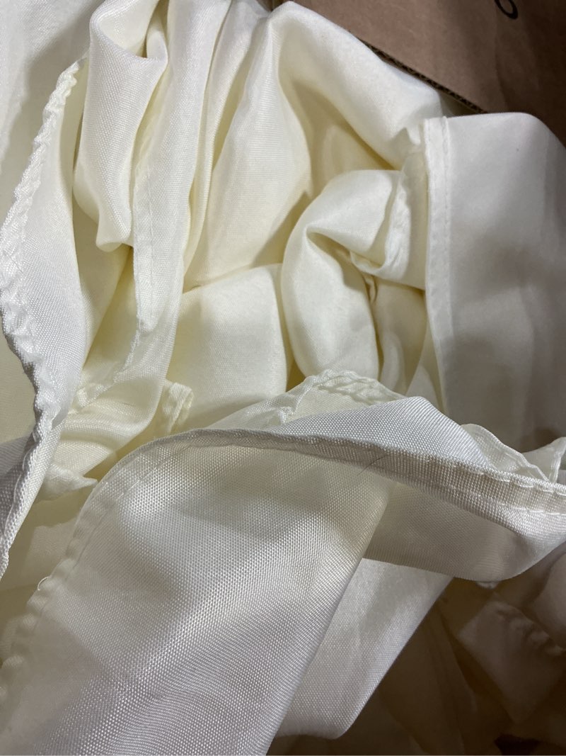 Condition photo showing Good Condition for 10-Pack Ivory Round Tablecloths, 90 Inches, Stain-Resistant Polyester for 4-5 Ft Round Tables - Washable Table Covers for Weddings, Banquets, Birthday Parties, Events Ivory 90 In, 10 Pack