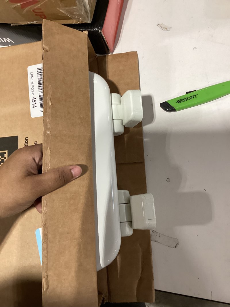 Condition photo showing Good Condition for Mayfair Linden Slow Close Toilet Seat, Non Slip Heavy Duty Wood, Easy Install, Round, White Round Traditional Hinge
