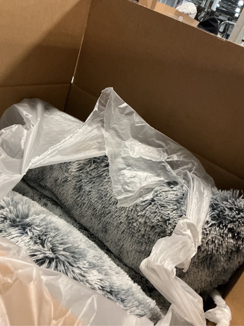 Condition photo showing Good Condition for EHEYCIGA Fluffy Dog Crate Bed for Extra Large Dogs, Plush Faux Fur Pad, Calming Anti Anxiety XL Bed for Crate, Washable Soft Warm Dog Mat with Non-Slip Bottom, Grey 41.3 x 27.5 