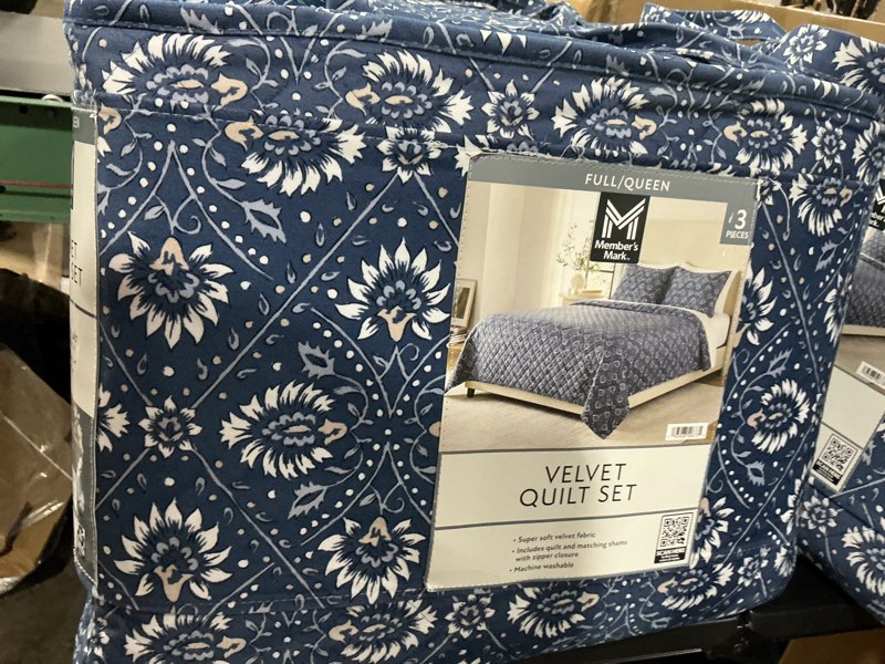Condition photo showing New/Like New for member's mark 3-piece printed velvet quilt set full/queen