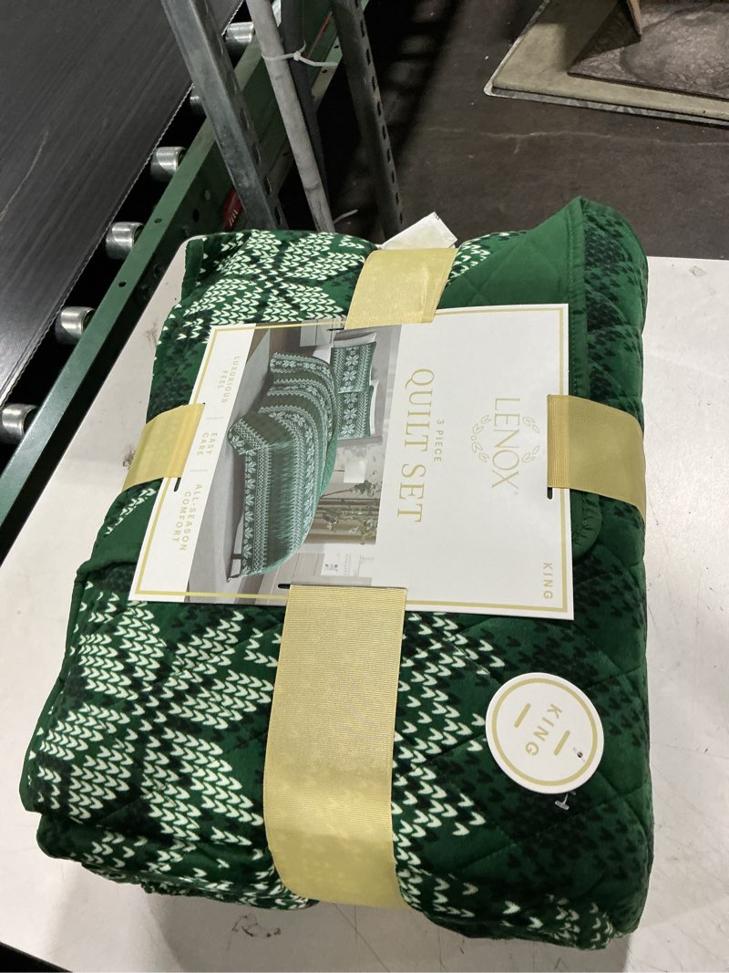 Condition photo showing New/Like New for lenox 3-piece polyester holiday patterened quilt set, king