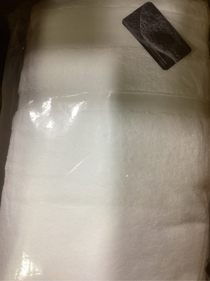 Condition photo showing New/Like New for REDKISS 100% Cotton Bath Towels Set of 2, Extra Large Bath Sheets 35 X 70 Inches, 800 GSM, Quick Dry, Ultra Soft & Super Absorbent Bathroom Towel Sets for Bathroom, Gym, Spa, Pool & Hotel, White White Towel Set of 2