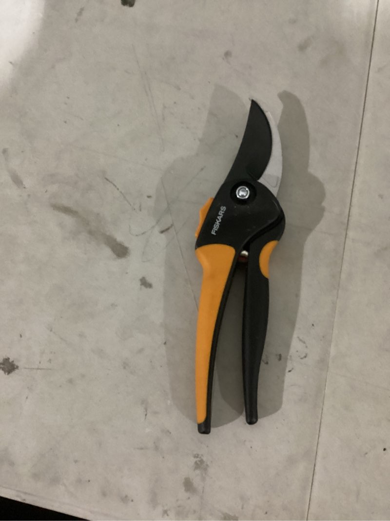 Condition photo showing As Is for fiskars soft grip bypass pruner