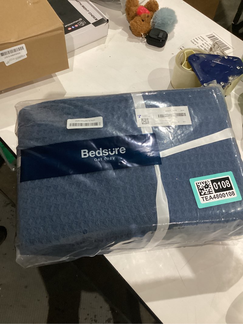 Condition photo showing Good Condition for Bedsure Gentlesoft 100% Cotton Blanket King Size for Bed - Breathable and Soft, Thick Cozy Waffle Weave Christmas Blanket Gift for Women, Navy, 104x90 inches 05 - Navy King (104" x 90")