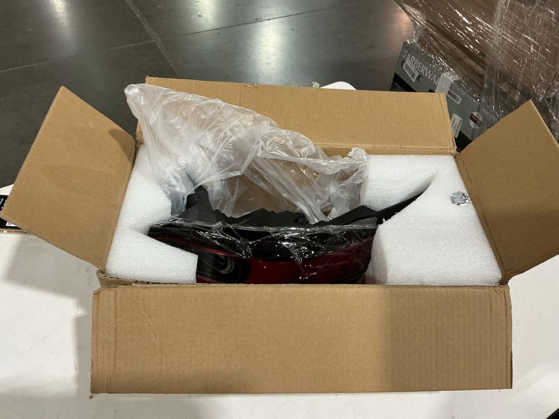 Condition photo showing Good Condition for kmv751150 right led tail light