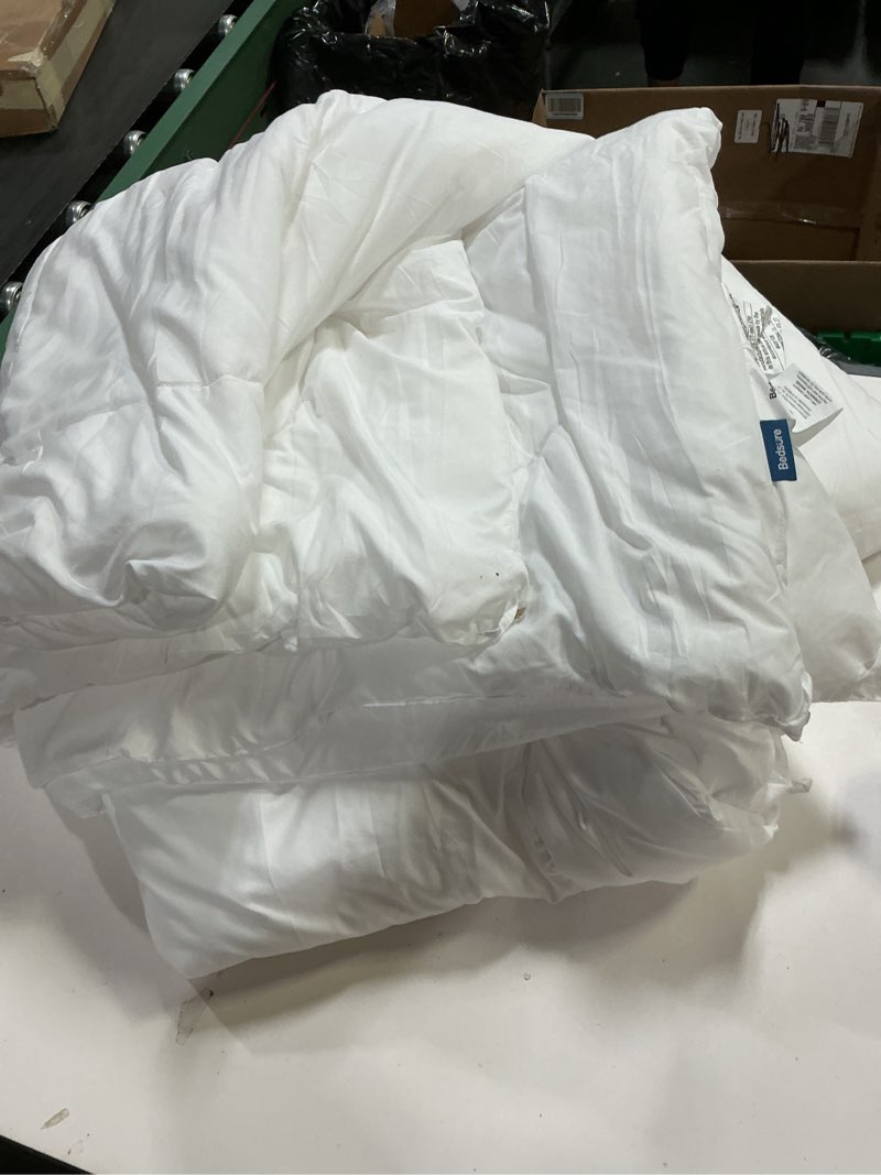 Condition photo showing Good Condition for Bedsure Comforter Duvet Insert - Quilted Comforters Queen Size, All Season Duvet, GentleSoft Down Alternative Bedding, with 8 Tabs, Gifts for Women/Men, White, Queen 88 x 88 Inches White Queen