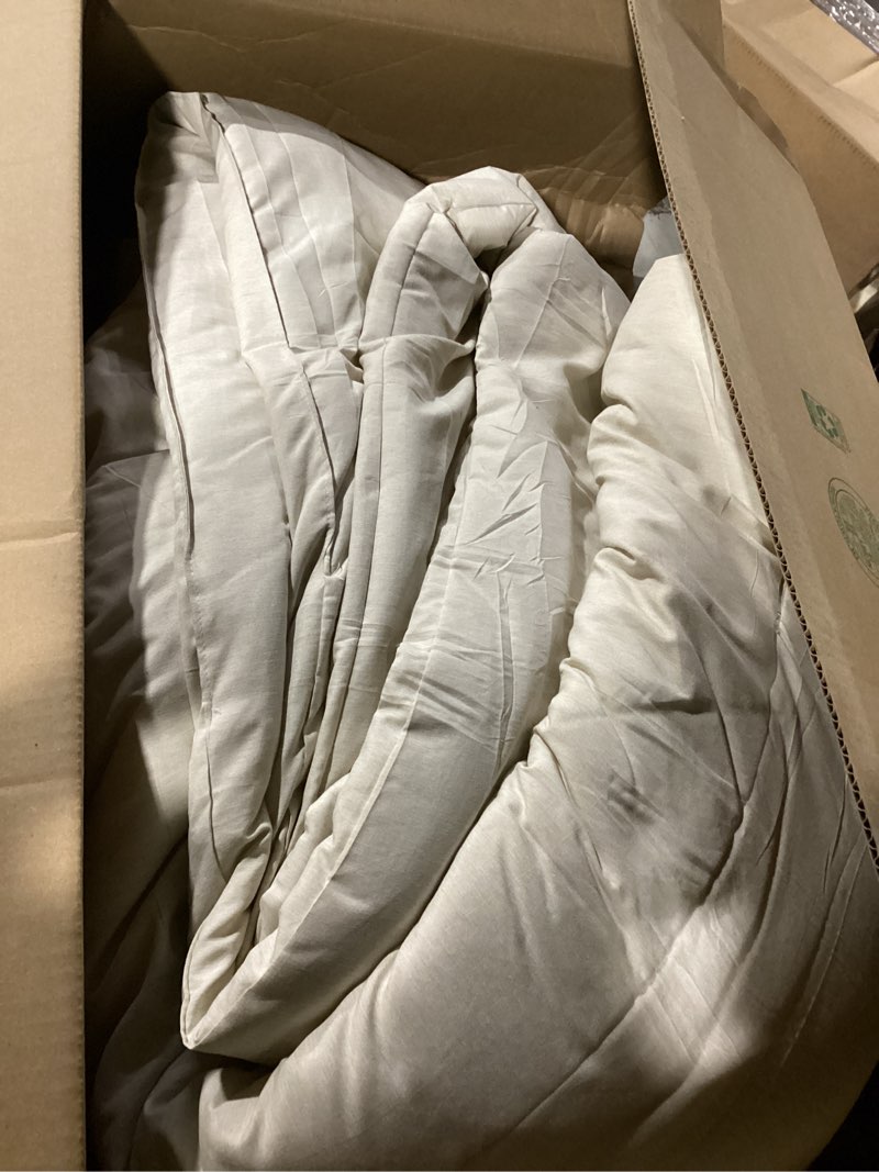 Condition photo showing Good Condition for Bedsure King Size Comforter Set - Beige King Comforter Set, Soft Bedding for All Seasons, Cationic Dyed Bedding Set, 3 Pieces, 1 Comforter (104"x90") and 2 Pillow Shams (20"x36"+2") King 05 - Beige