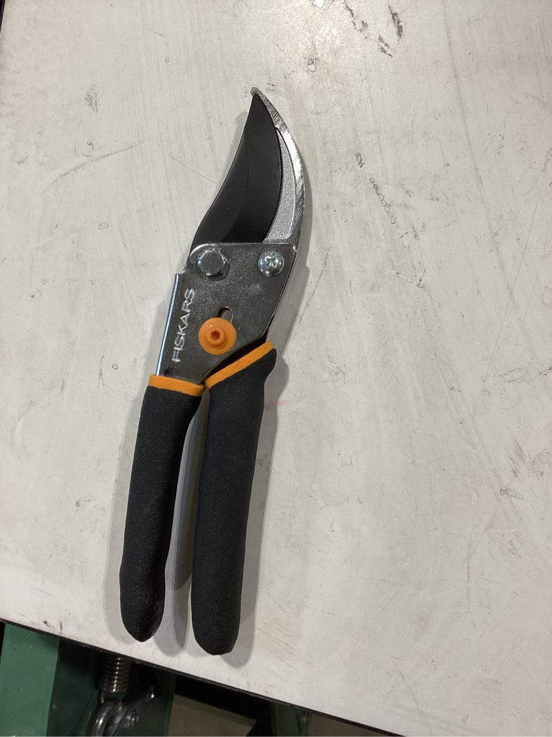 Condition photo showing Good Condition for fiskars classic steel bypass hand pruner with standard handle
