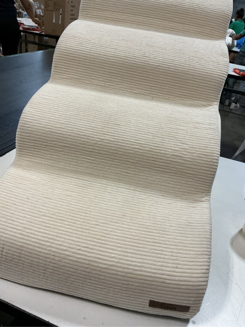 Condition photo showing Good Condition for le sure dog stairs for small dogs pet steps ramp for high bed and couch with certipur-us certified foam with non-slip bottom, beige, 4 steps 4-step (h: 19.7in) beige