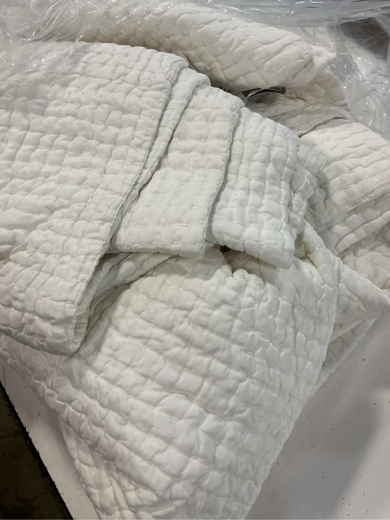 Condition photo showing Good Condition for silk pick stitch quilt, full/queen, ivory