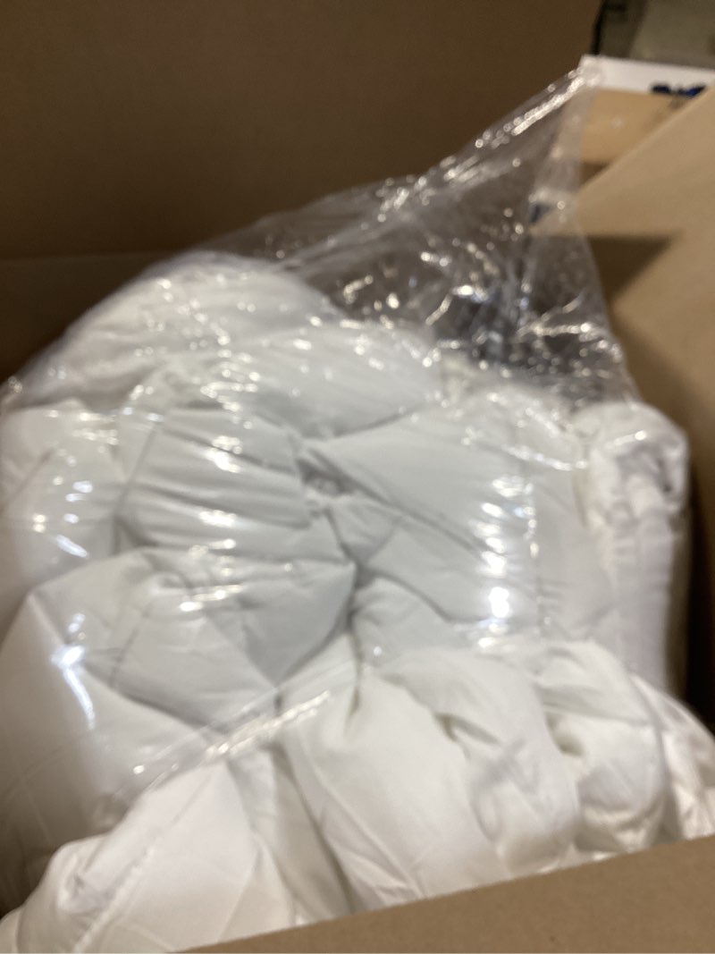 Condition photo showing Good Condition for bedsure comforter duvet insert - quilted comforters king size, all season duvet, gentlesoft down alternative bedding blanket, with 8 tabs, gifts for women/men, white, king 90 x 102 inches white king