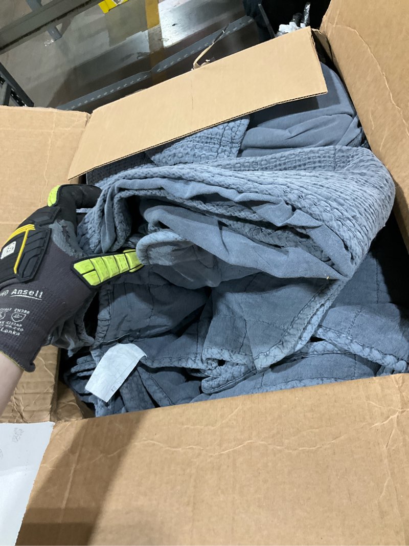 Condition photo showing Good Condition for blanket