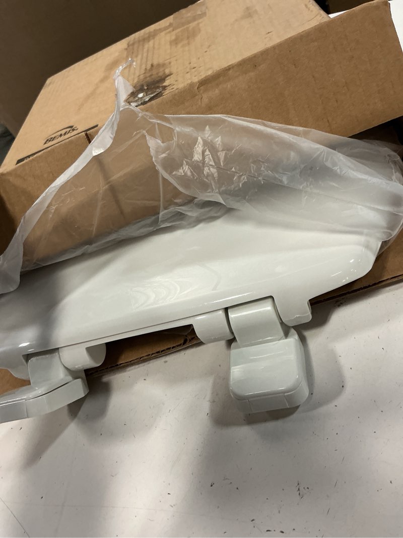 Condition photo showing Good Condition for mayfair caswell modern slow close toilet seat, durable plastic seat, made in usa, round, white round 1 seat