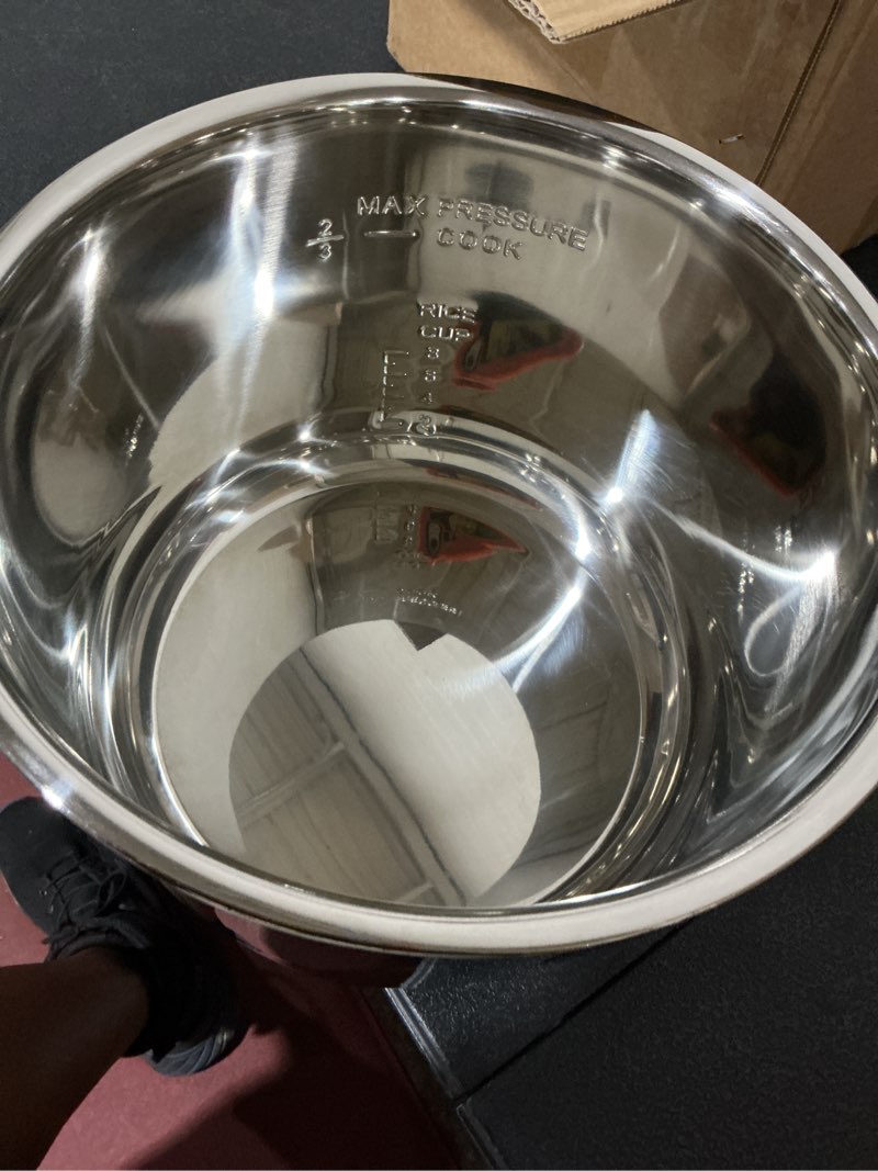 Condition photo showing Good Condition for stainless steele rice 2/3 max pressure pot