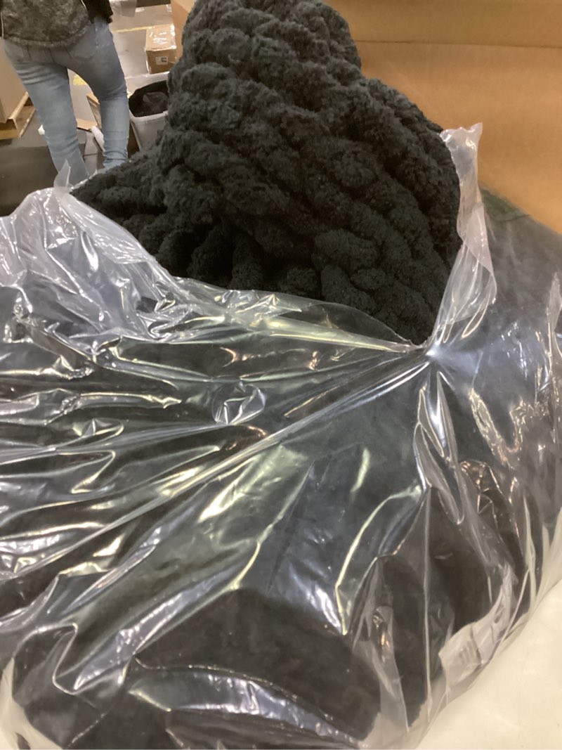 Condition photo showing Good Condition for Exclusivo Mezcla Extra Large Fleece Throw Blanket for Couch, 50x70 Inches Stylish Jacquard Soft Throw Blanket, Fuzzy Cozy Lightweight for Winter, Forest Green Forest Green Throw ( 50x70 IN )