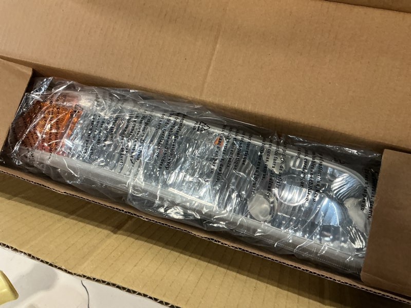 Condition photo showing Good Condition for For Chevy Silverado 1500 1999 2000 2001 2002 Parking Light Driver And Passenger Side | Pair | Unit Includes Signal/Marker And Running Lights; Or Socket | GM2520173 GM2521173 | 1519958, 1515559