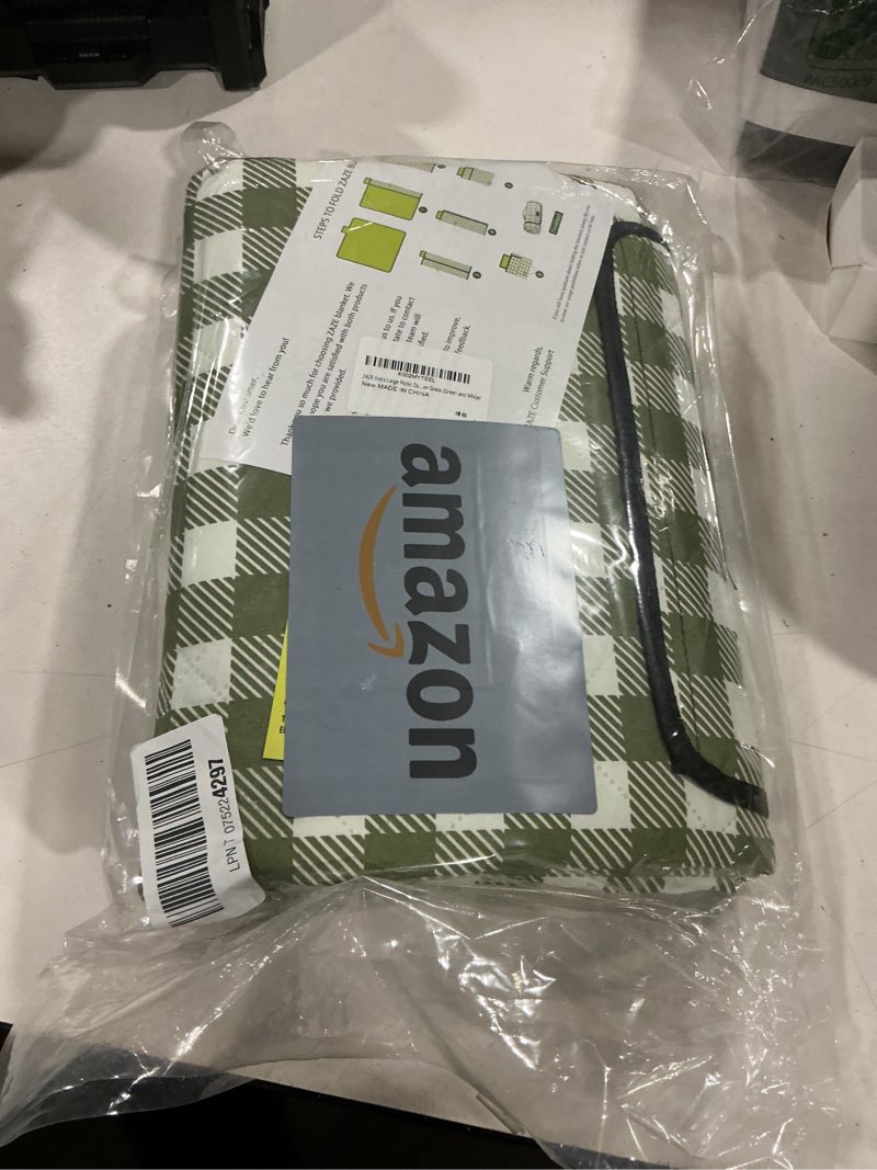 Condition photo showing Good Condition for zaze extra large picnic outdoor blanket, 80''x80'' waterproof foldable blankets gingham picnic mat for beach, camping grass lawn park accessories cute couple gifts ideas wedding registry(green white) green and white