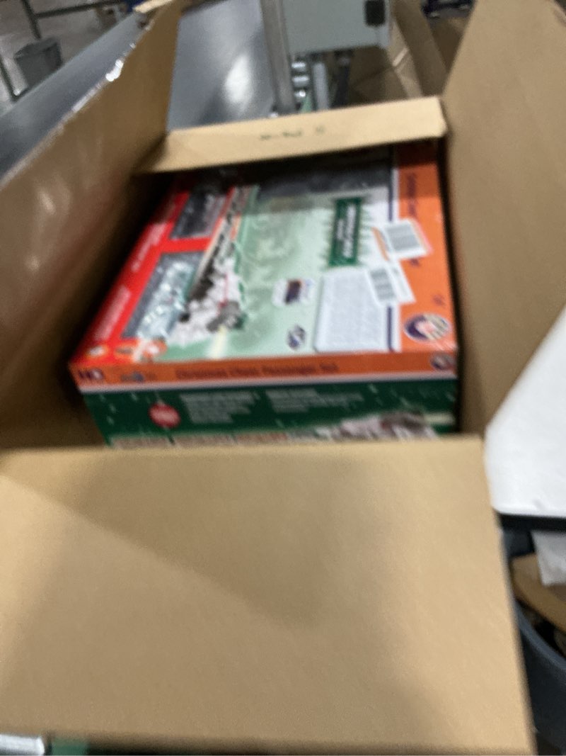 Condition photo showing Good Condition for Lionel Christmas Cheer HO Passenger Set