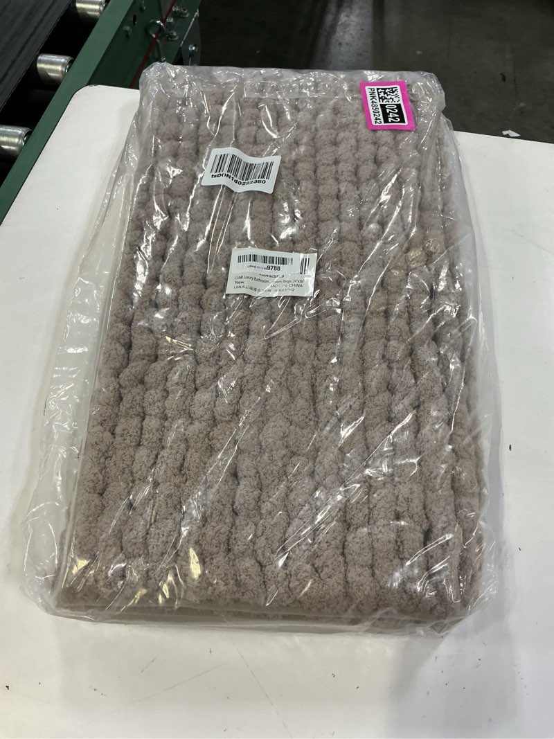 Condition photo showing New/Like New for lumi luxury bathroom rug, ultra soft quick dry bath mat, non-slip absorbent thick chenille bath rug, cozy braid design floor mat for bathtub, sink, laundry, bedroom, beige, 24"x36" 24"x36" beige