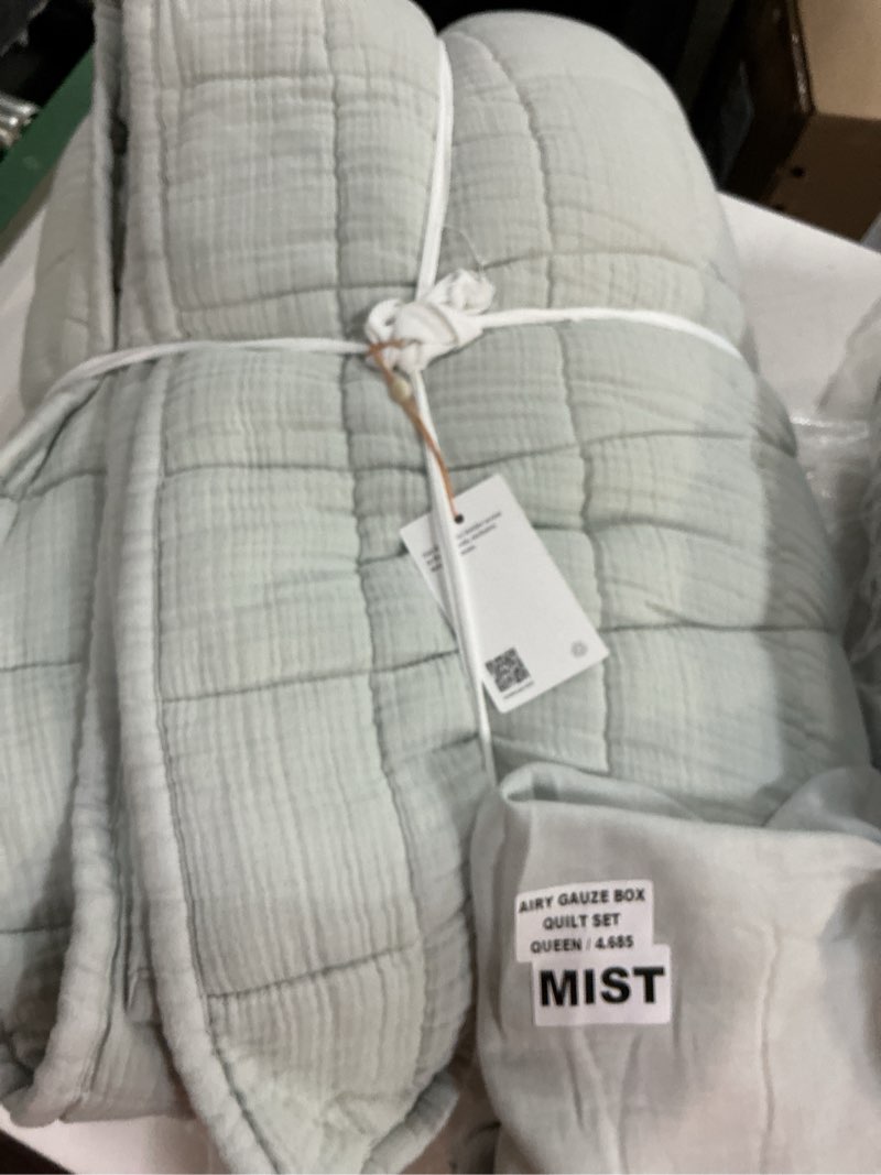 Condition photo showing New/Like New for organic cotton gauze dream quilt nist size: full/queen quinse