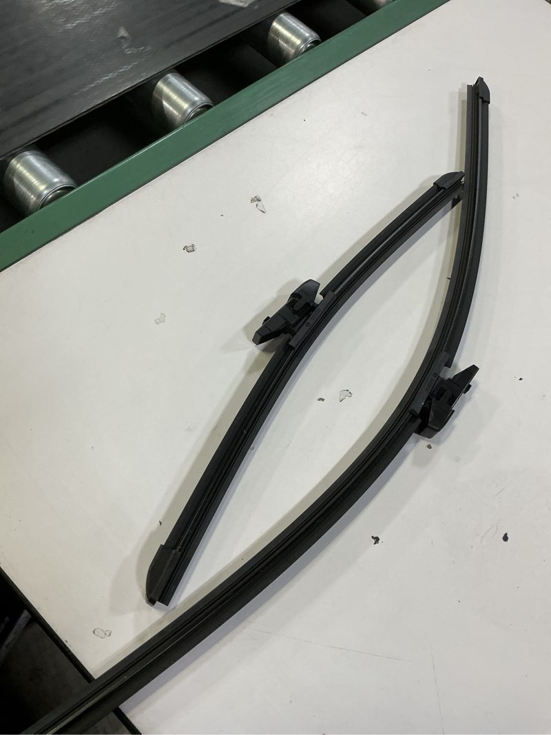 Condition photo showing Good Condition for bosch 3397014156 aerotwin oe replacement wiper blades driver & passenger side - set of 2 (26" & 16") combo pack (26" & 16") denso top lock
