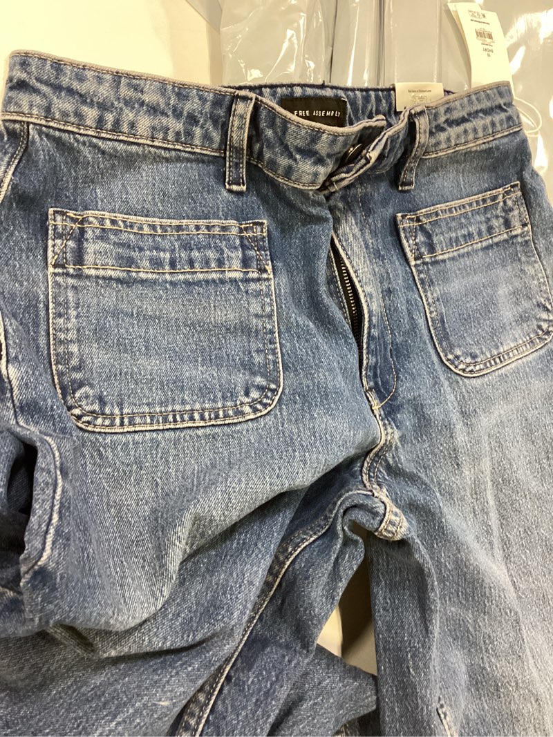 Condition photo showing Good Condition for free assembly women's and women's plus wide leg jeans with patch pockets size 10 short