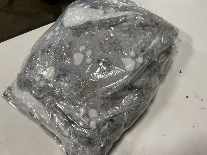 Condition photo showing Good Condition for Tuanse 4 Pack Ultra Soft Dog Cat Bed Mat with Cute Prints Reversible Fleece Dog Crate Kennel Pad Cozy Washable Thickened Hamster Guinea Pig Pet Bed Mat for Small Animals (21 x14 Inches,Light Gray) 21 x 14 Inches Light Gray