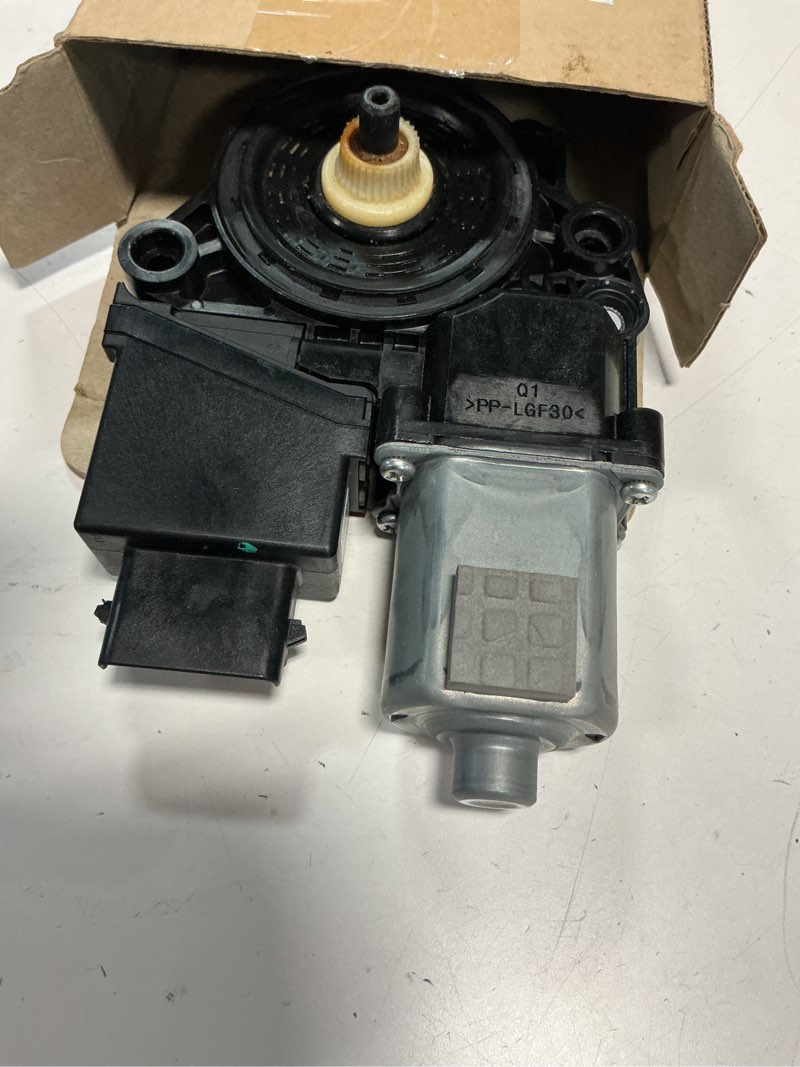 Condition photo showing As Is for front rh power window motor 82460-d4000 82460d4000 for 2016-2020 kia optima | 6 pin passenger side window motor