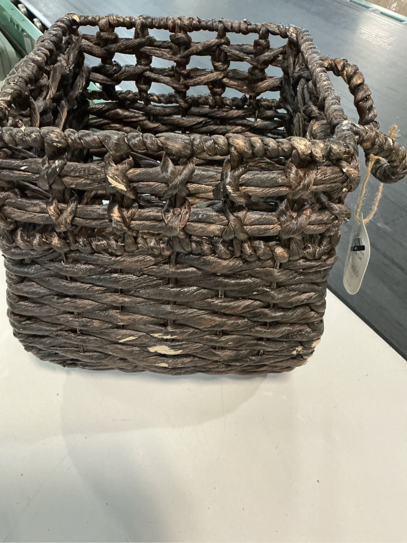 https://lotting-media.assets.bidfta.com/lotting_3d8a1a28-9333-4c29-8c60-3a0692e226ea