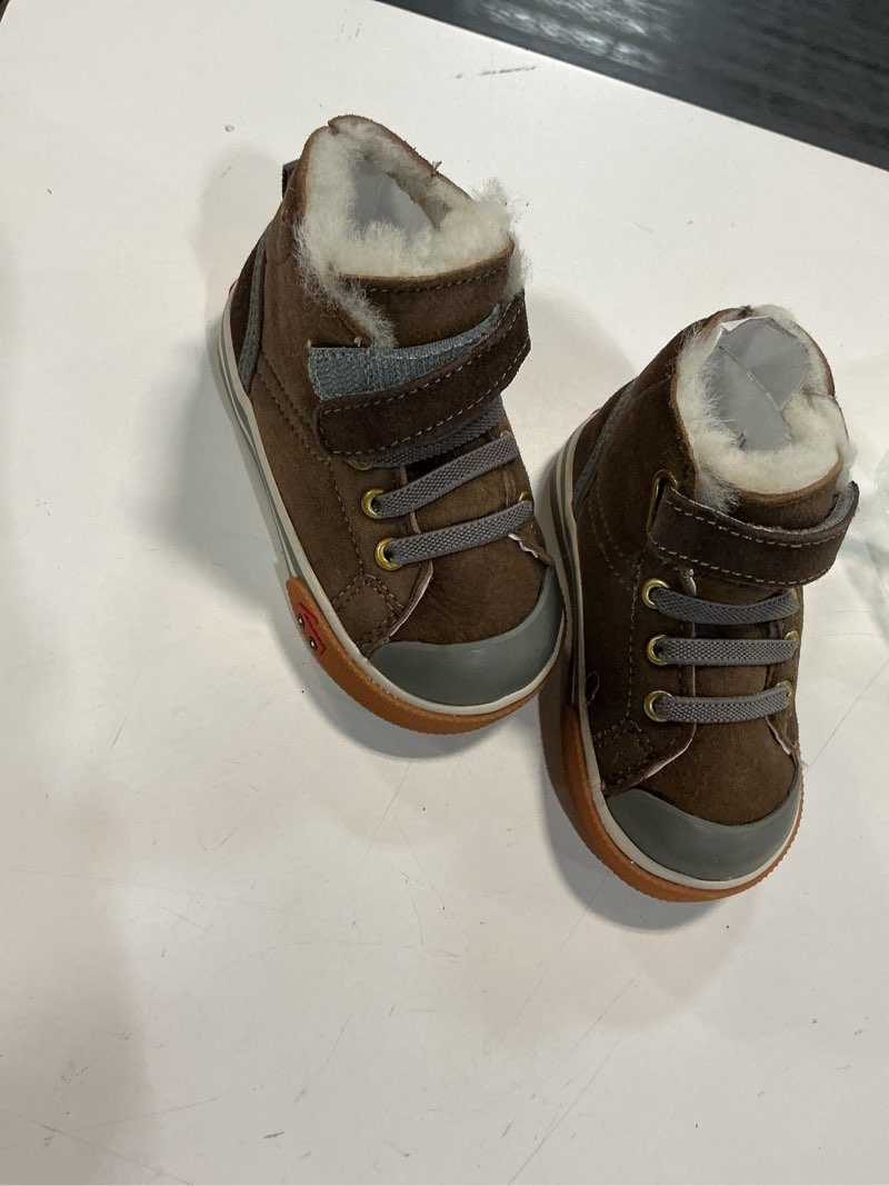 Condition photo showing Good Condition for see kai run kids boy's devon (toddler/little kid) brown shearling size 5